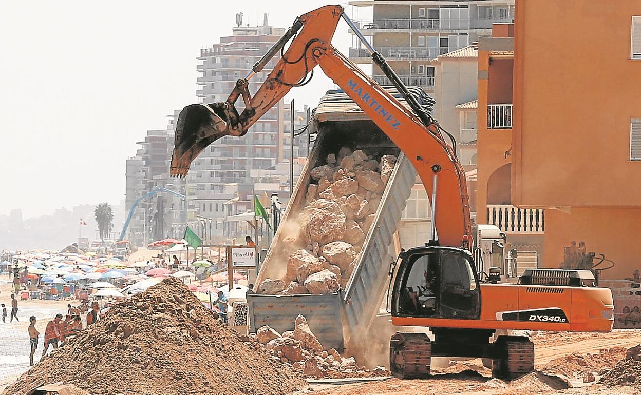 Obras en el paseo del Perelló para recuperar los daños por 'Gloria'. 