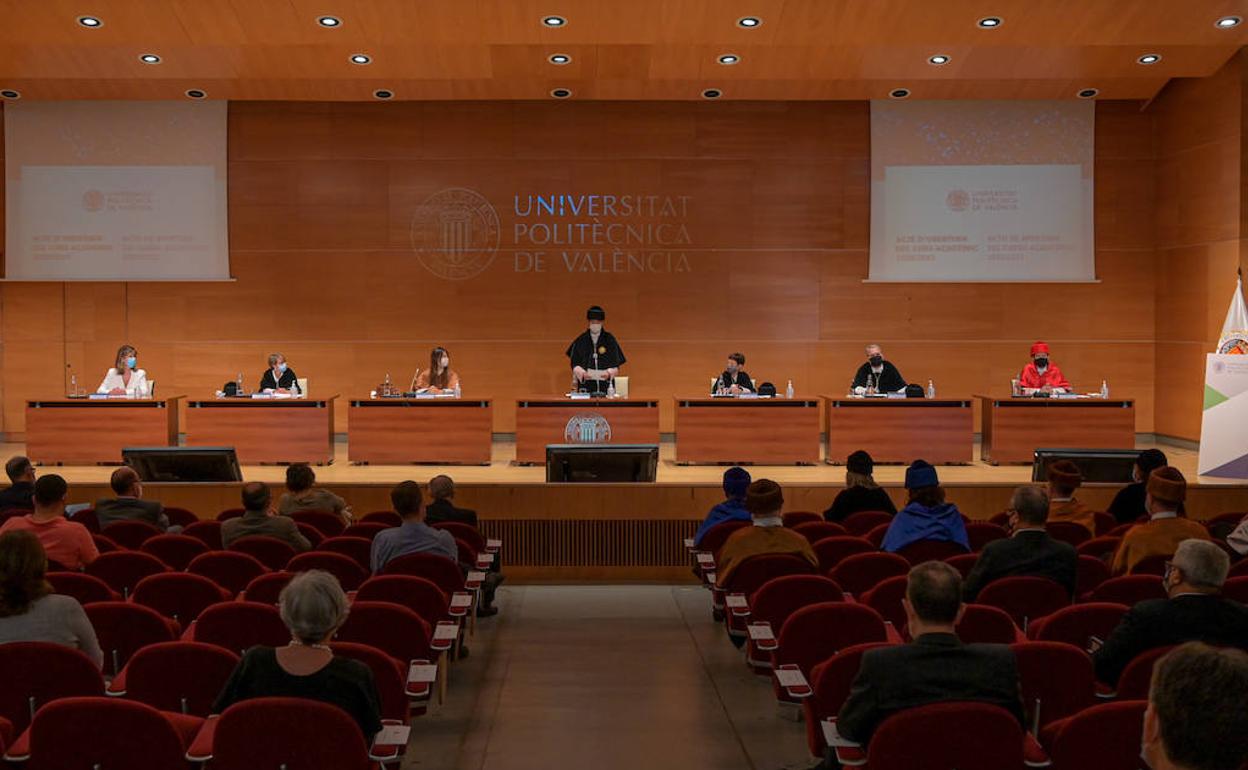 Un instante del acto de apertura en el Paraninfo de la UPV, con el aforo visiblemente limitado. 