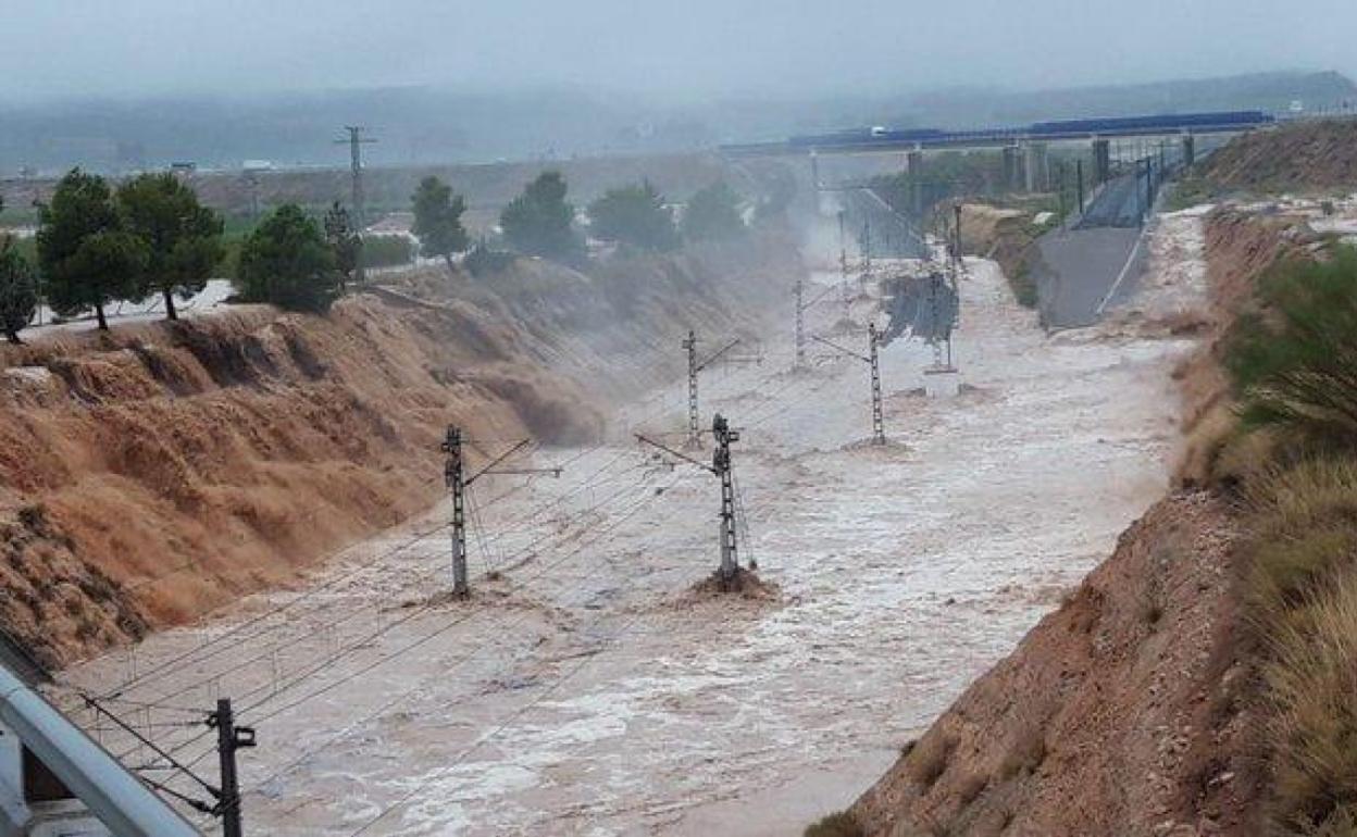 La DANA provocó que las vías se llenaran de agua.