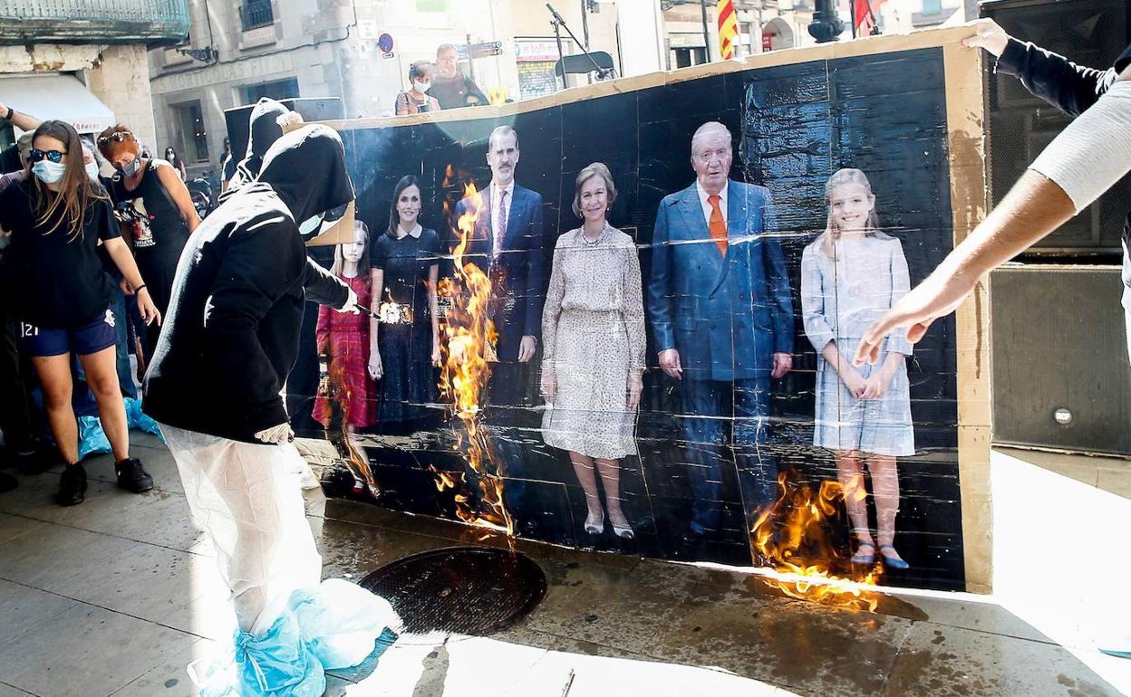 Varios jóvenes queman un retrato de la familia real 