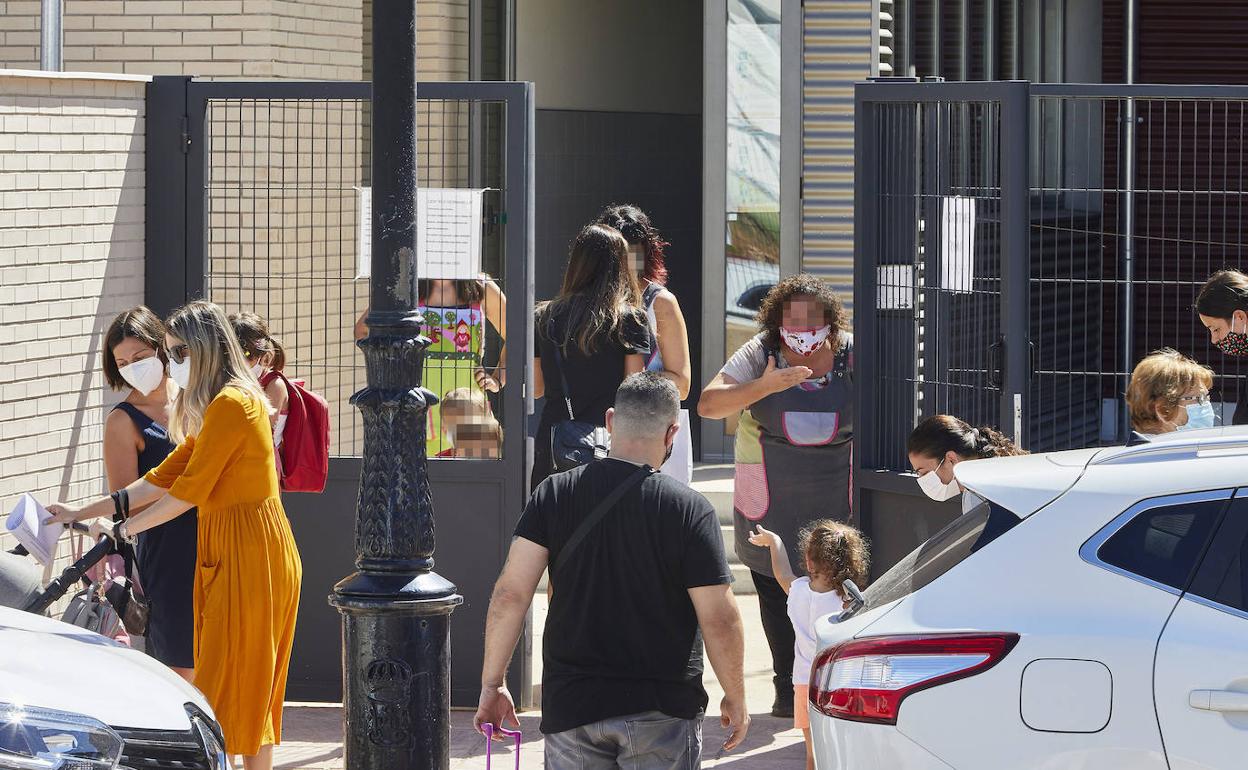 Padres recogiendo a los niños en Rafelbunyol. 