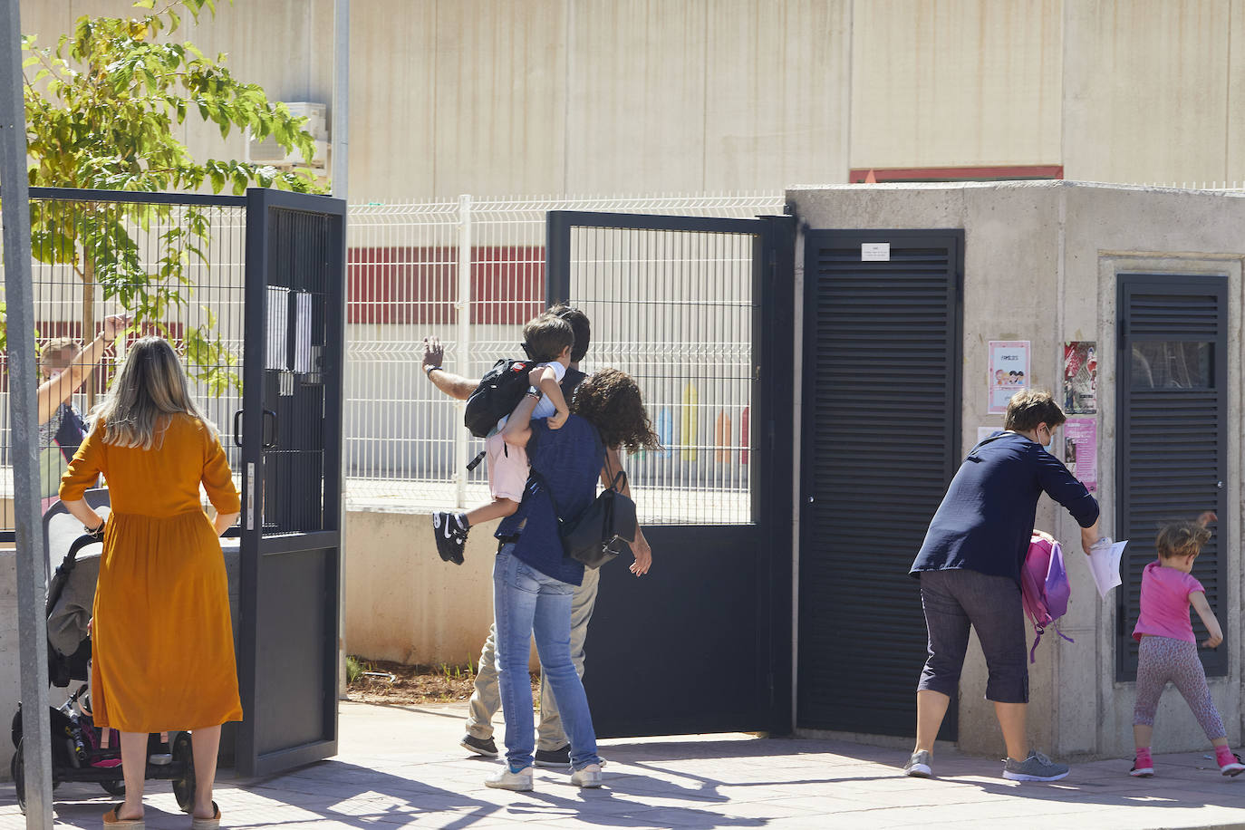 Se trata de un aula de Infantil del CEIP Els Germanells de Rafelbunyol en la que estudia un familiar de la niña que ya dio positivo este martes y que también está contagiado