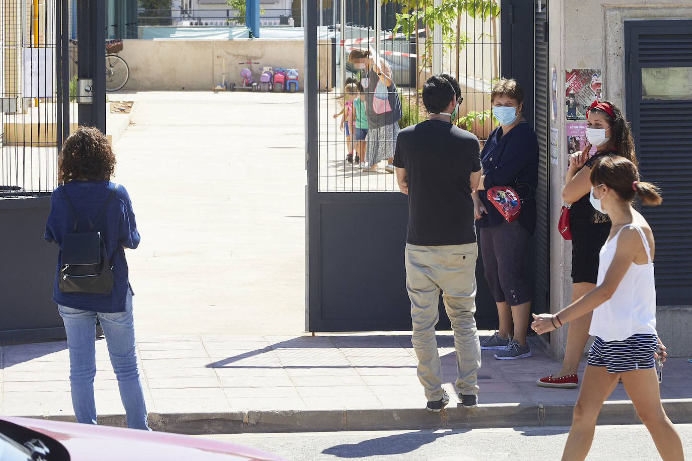 Se trata de un aula de Infantil del CEIP Els Germanells de Rafelbunyol en la que estudia un familiar de la niña que ya dio positivo este martes y que también está contagiado