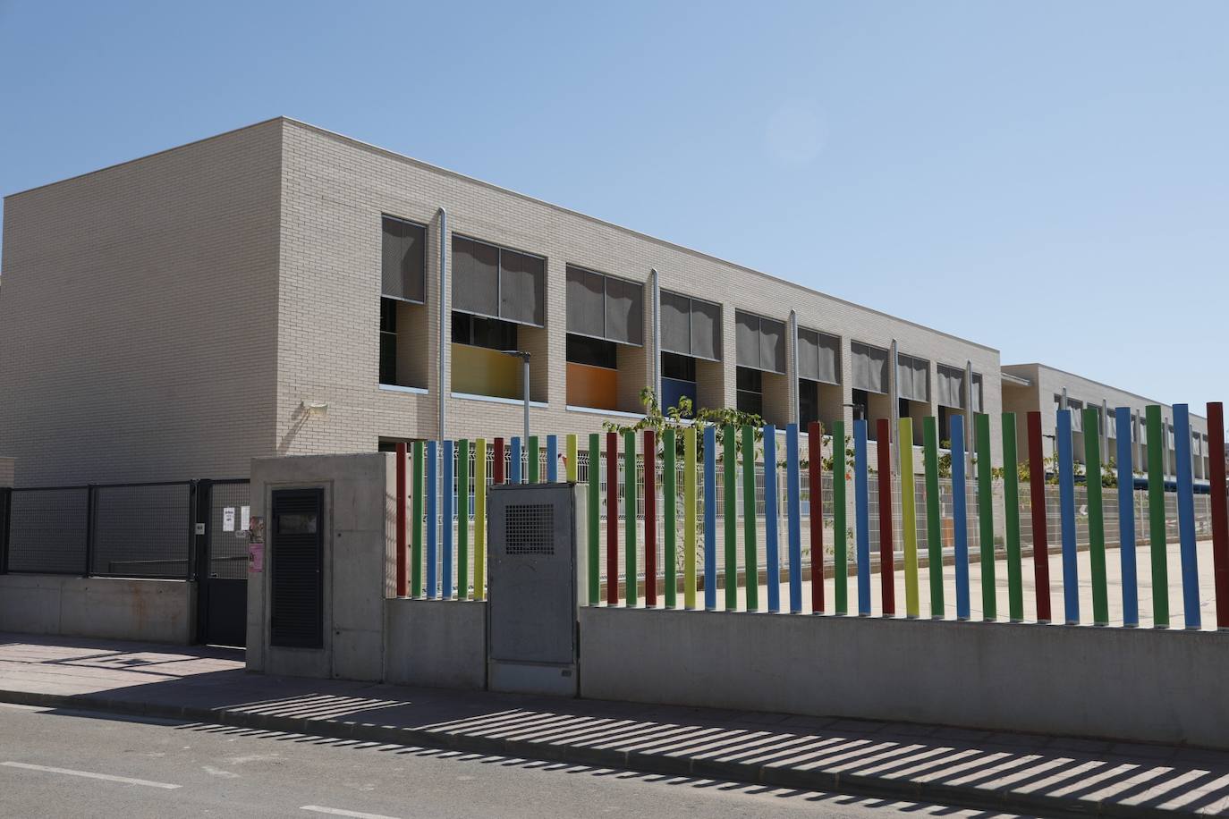 Se trata de un aula de Infantil del CEIP Els Germanells de Rafelbunyol en la que estudia un familiar de la niña que ya dio positivo este martes y que también está contagiado