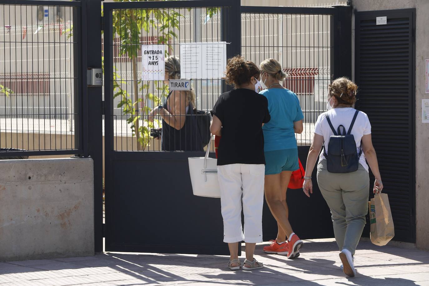 Se trata de un aula de Infantil del CEIP Els Germanells de Rafelbunyol en la que estudia un familiar de la niña que ya dio positivo este martes y que también está contagiado