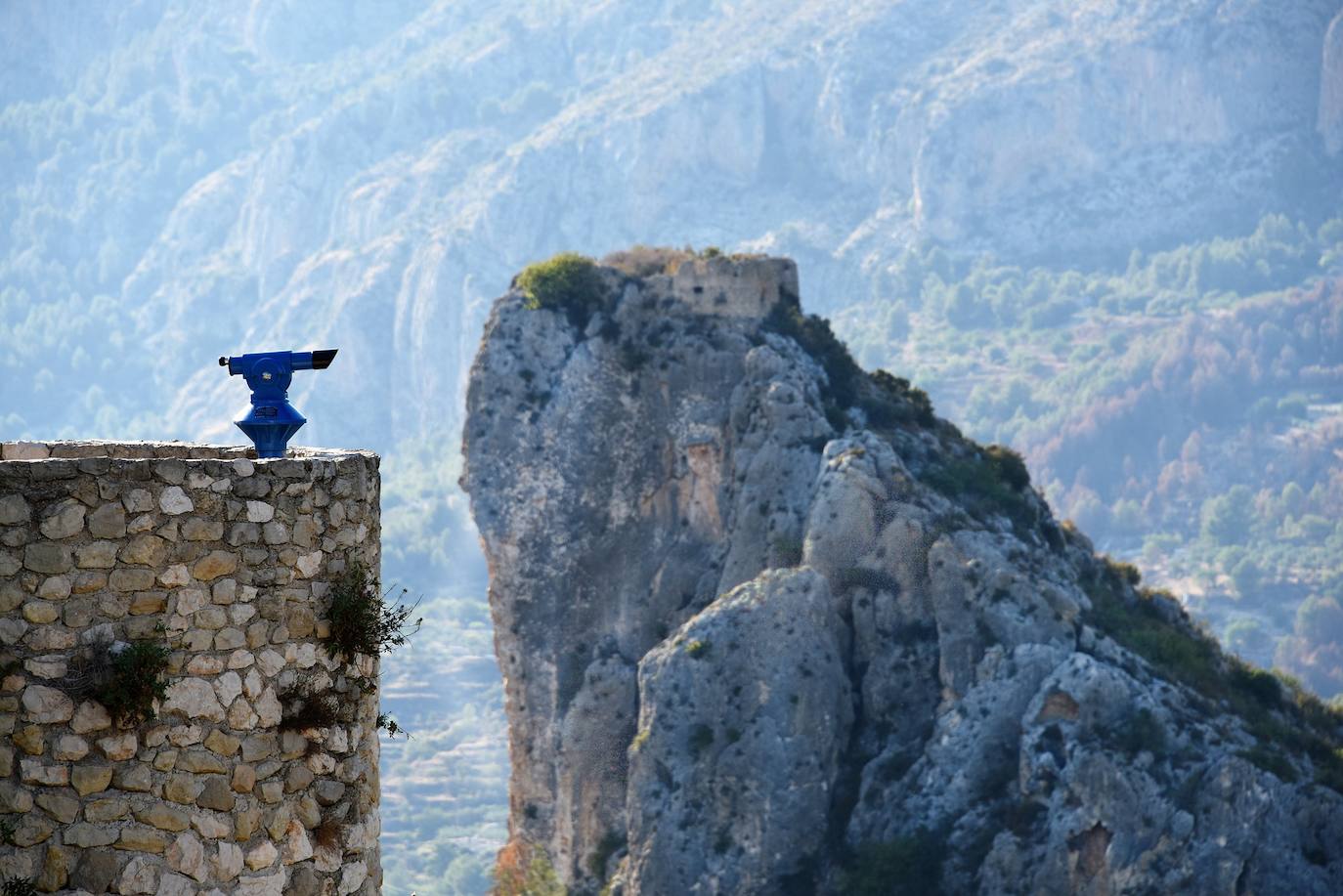 Encaramada sobre un lienzo rocoso que sirve de abrigo y defensa se alza esta localidad, considerada una de las más bonitas y visitadas de España, reflejando sus peculiaridades paisajísticas, históricas, culturales y urbanísticas. Así lo demuestran la Asociación de los Pueblos Más Bonitos de España y la Federación Internacional de los Pueblos más Bonitos del Mundo, a las cuales pertenece.