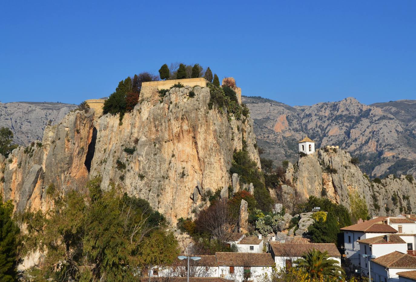 Encaramada sobre un lienzo rocoso que sirve de abrigo y defensa se alza esta localidad, considerada una de las más bonitas y visitadas de España, reflejando sus peculiaridades paisajísticas, históricas, culturales y urbanísticas. Así lo demuestran la Asociación de los Pueblos Más Bonitos de España y la Federación Internacional de los Pueblos más Bonitos del Mundo, a las cuales pertenece.