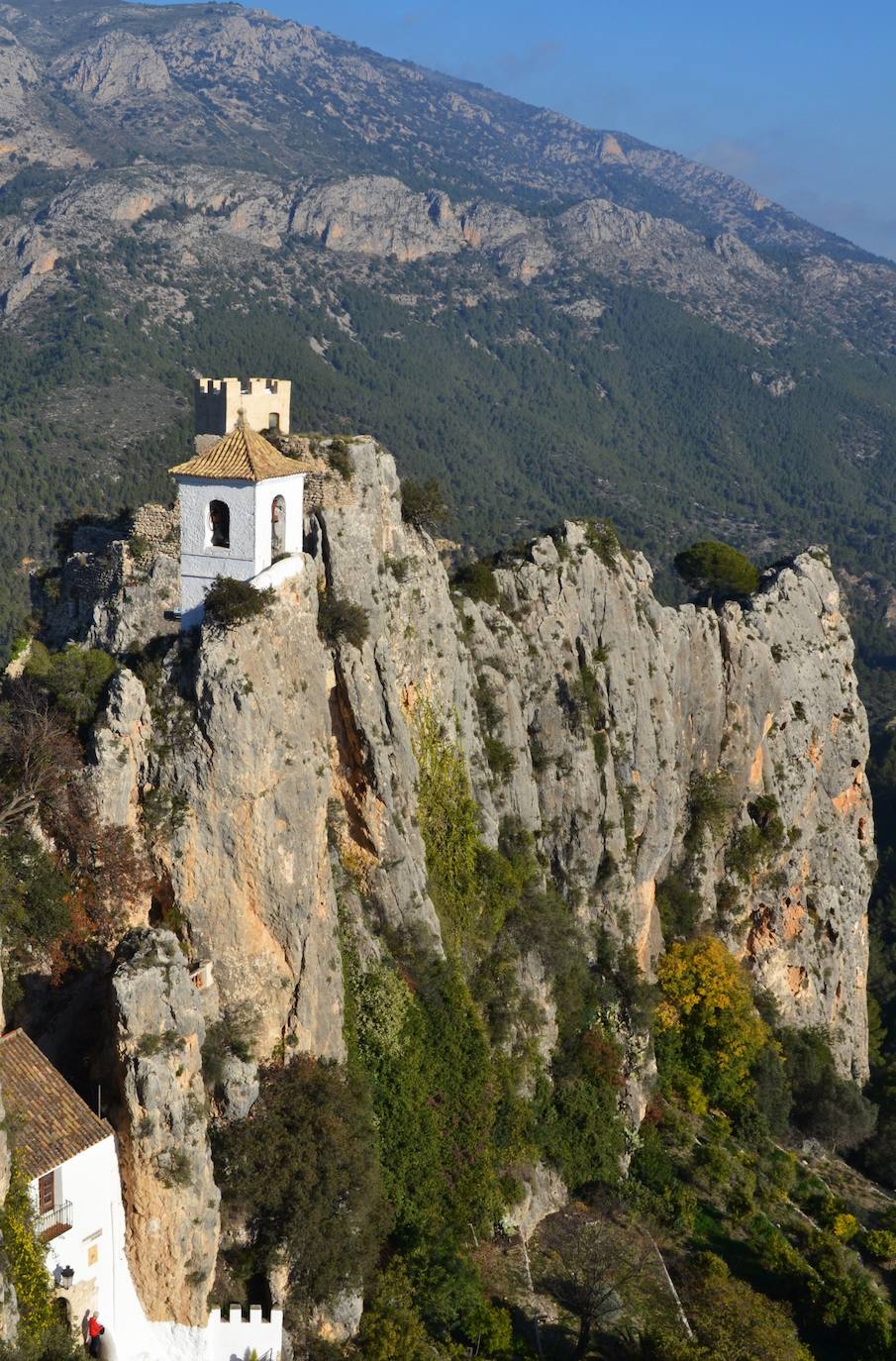 Encaramada sobre un lienzo rocoso que sirve de abrigo y defensa se alza esta localidad, considerada una de las más bonitas y visitadas de España, reflejando sus peculiaridades paisajísticas, históricas, culturales y urbanísticas. Así lo demuestran la Asociación de los Pueblos Más Bonitos de España y la Federación Internacional de los Pueblos más Bonitos del Mundo, a las cuales pertenece.