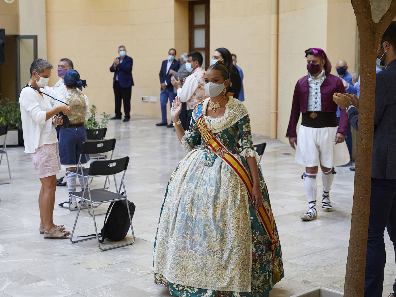 El Palacio de la Exposición de Valencia acoge este sábado la entrega de los premios de las Fallas 2020. Las mascarillas y las medidas de seguridad e higiene le han dado un toque atípico a la cita, que debería haber tenido lugar los pasados 16 y 17 de marzo y que no se pudo celebrar debido a la cancelación de las Fallas por la pandemia del coronavirus.