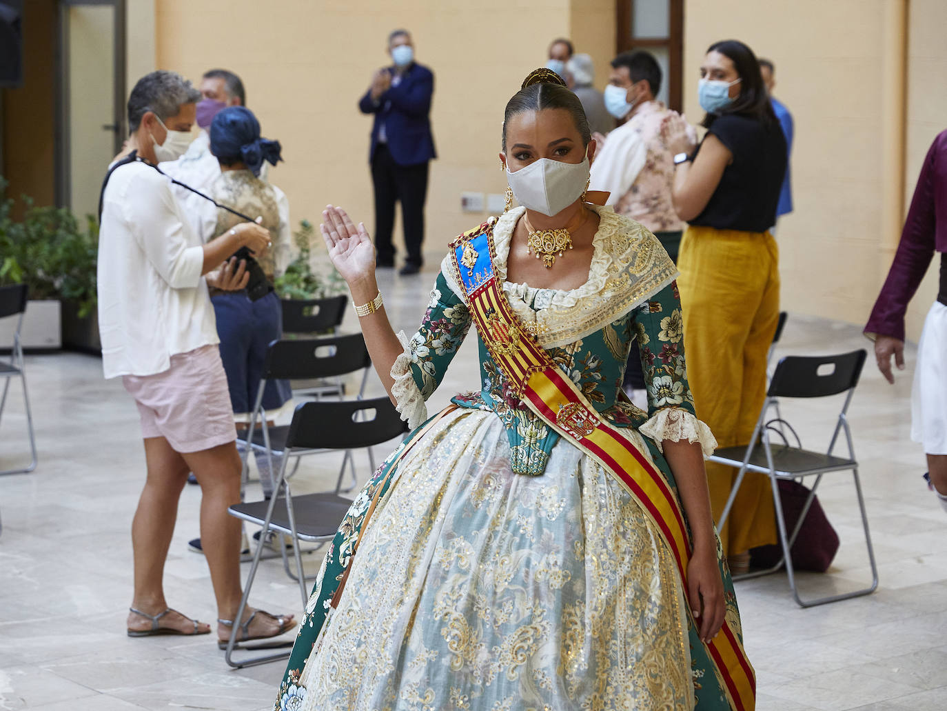 El Palacio de la Exposición de Valencia acoge este sábado la entrega de los premios de las Fallas 2020. Las mascarillas y las medidas de seguridad e higiene le han dado un toque atípico a la cita, que debería haber tenido lugar los pasados 16 y 17 de marzo y que no se pudo celebrar debido a la cancelación de las Fallas por la pandemia del coronavirus.