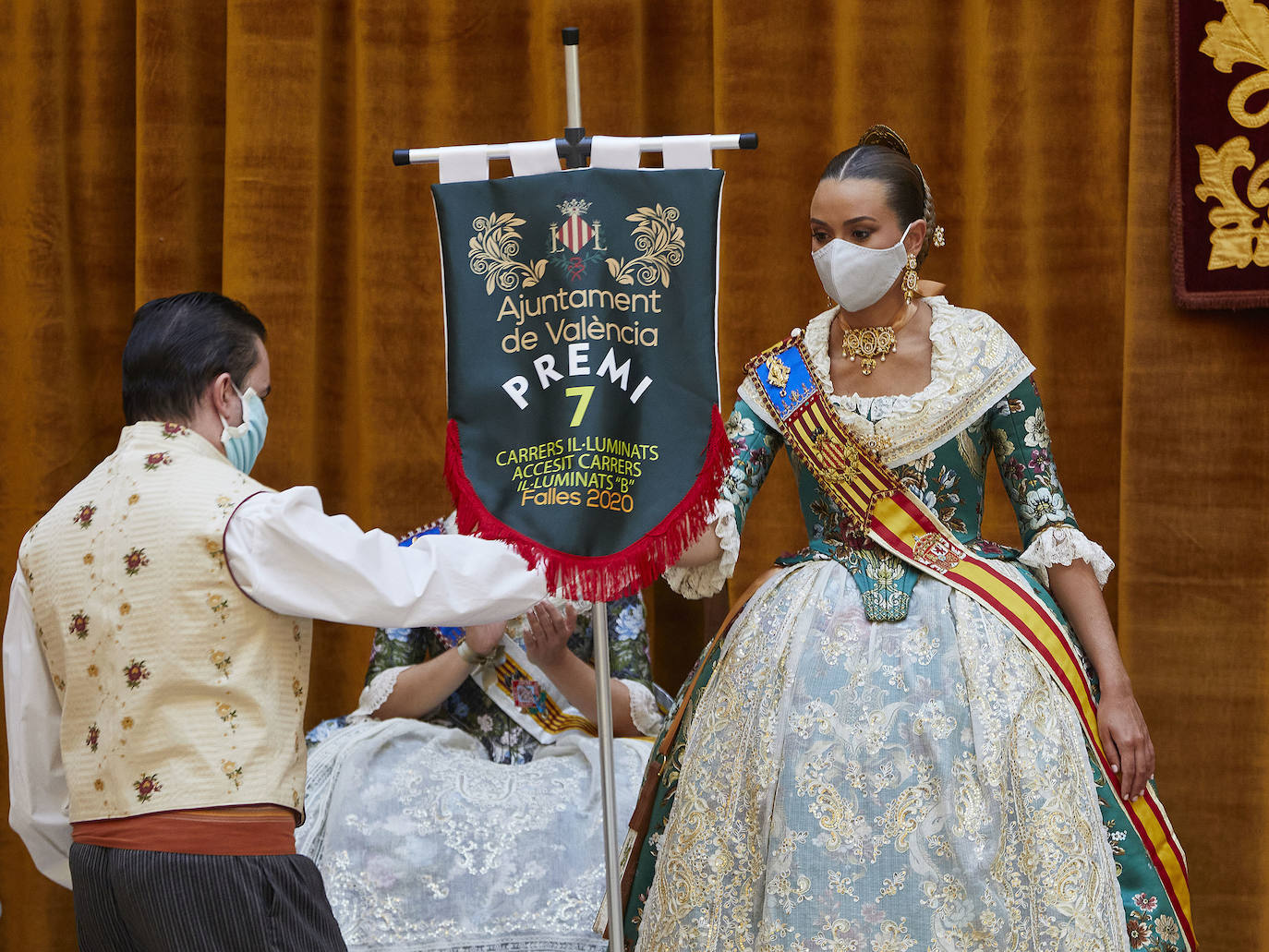 El Palacio de la Exposición de Valencia acoge este sábado la entrega de los premios de las Fallas 2020. Las mascarillas y las medidas de seguridad e higiene le han dado un toque atípico a la cita, que debería haber tenido lugar los pasados 16 y 17 de marzo y que no se pudo celebrar debido a la cancelación de las Fallas por la pandemia del coronavirus.