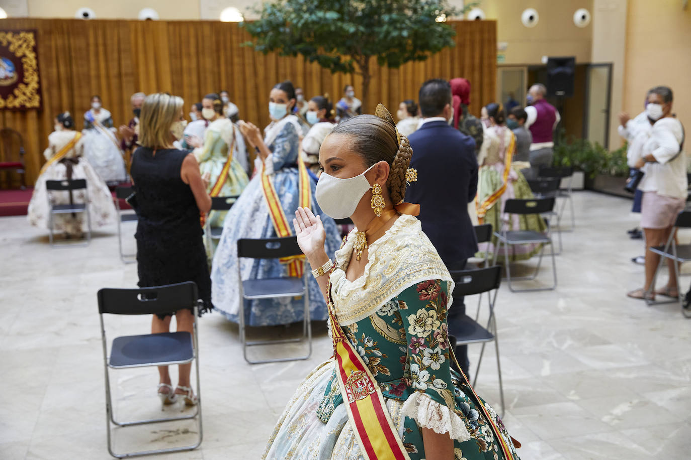 El Palacio de la Exposición de Valencia acoge este sábado la entrega de los premios de las Fallas 2020. Las mascarillas y las medidas de seguridad e higiene le han dado un toque atípico a la cita, que debería haber tenido lugar los pasados 16 y 17 de marzo y que no se pudo celebrar debido a la cancelación de las Fallas por la pandemia del coronavirus.