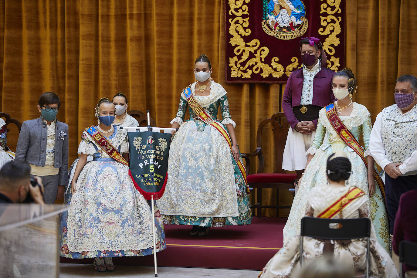 El Palacio de la Exposición de Valencia acoge este sábado la entrega de los premios de las Fallas 2020. Las mascarillas y las medidas de seguridad e higiene le han dado un toque atípico a la cita, que debería haber tenido lugar los pasados 16 y 17 de marzo y que no se pudo celebrar debido a la cancelación de las Fallas por la pandemia del coronavirus.