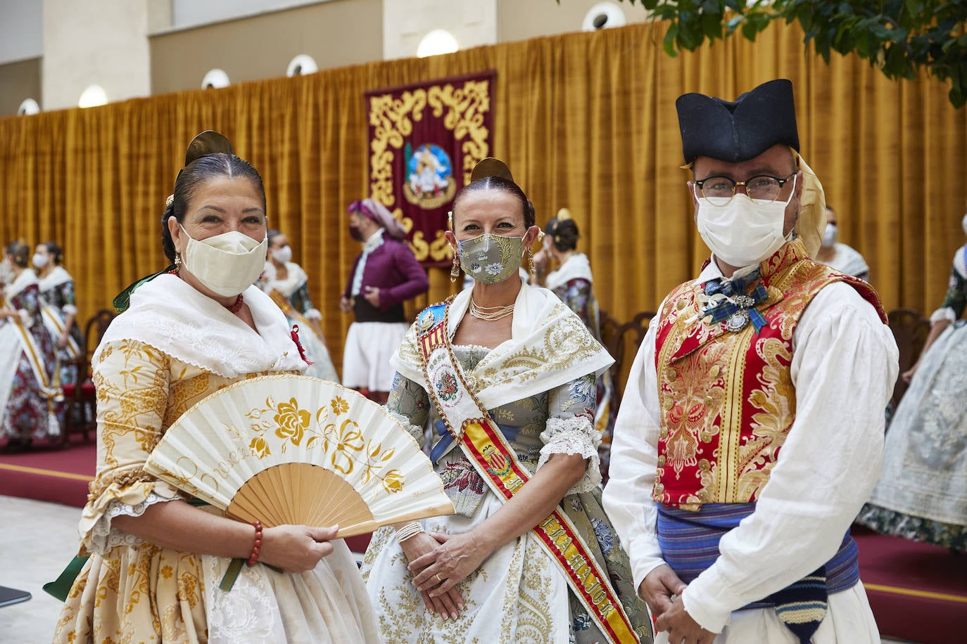 El Palacio de la Exposición de Valencia acoge este sábado la entrega de los premios de las Fallas 2020. Las mascarillas y las medidas de seguridad e higiene le han dado un toque atípico a la cita, que debería haber tenido lugar los pasados 16 y 17 de marzo y que no se pudo celebrar debido a la cancelación de las Fallas por la pandemia del coronavirus.