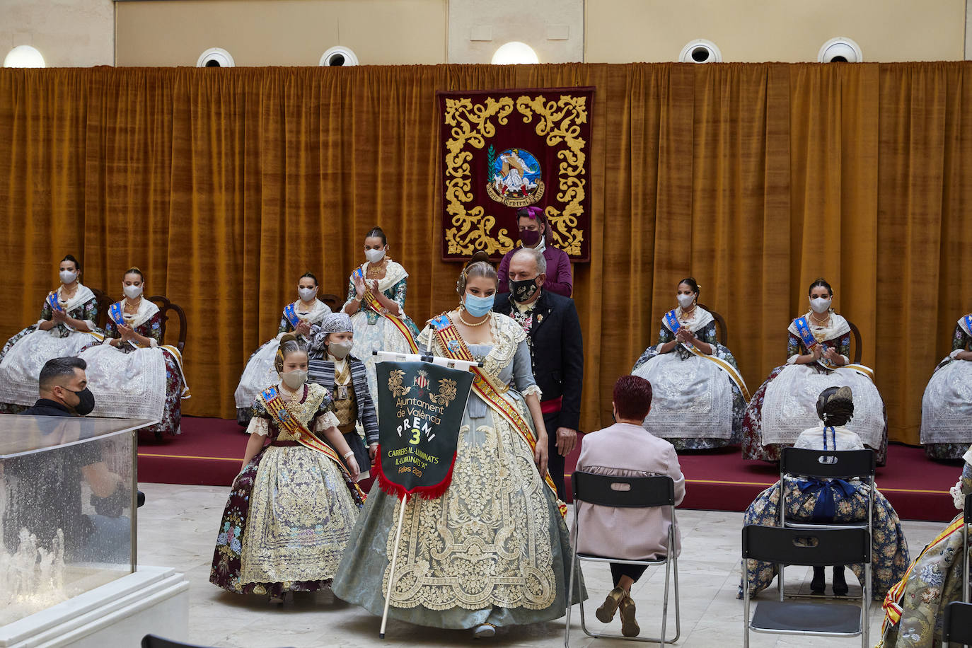 El Palacio de la Exposición de Valencia acoge este sábado la entrega de los premios de las Fallas 2020. Las mascarillas y las medidas de seguridad e higiene le han dado un toque atípico a la cita, que debería haber tenido lugar los pasados 16 y 17 de marzo y que no se pudo celebrar debido a la cancelación de las Fallas por la pandemia del coronavirus.