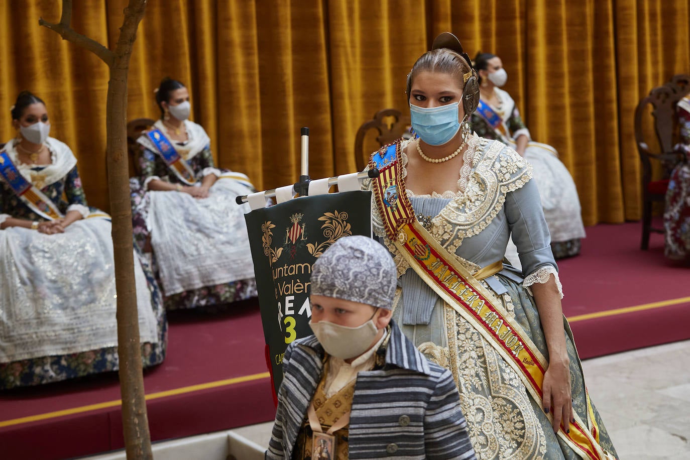 El Palacio de la Exposición de Valencia acoge este sábado la entrega de los premios de las Fallas 2020. Las mascarillas y las medidas de seguridad e higiene le han dado un toque atípico a la cita, que debería haber tenido lugar los pasados 16 y 17 de marzo y que no se pudo celebrar debido a la cancelación de las Fallas por la pandemia del coronavirus.