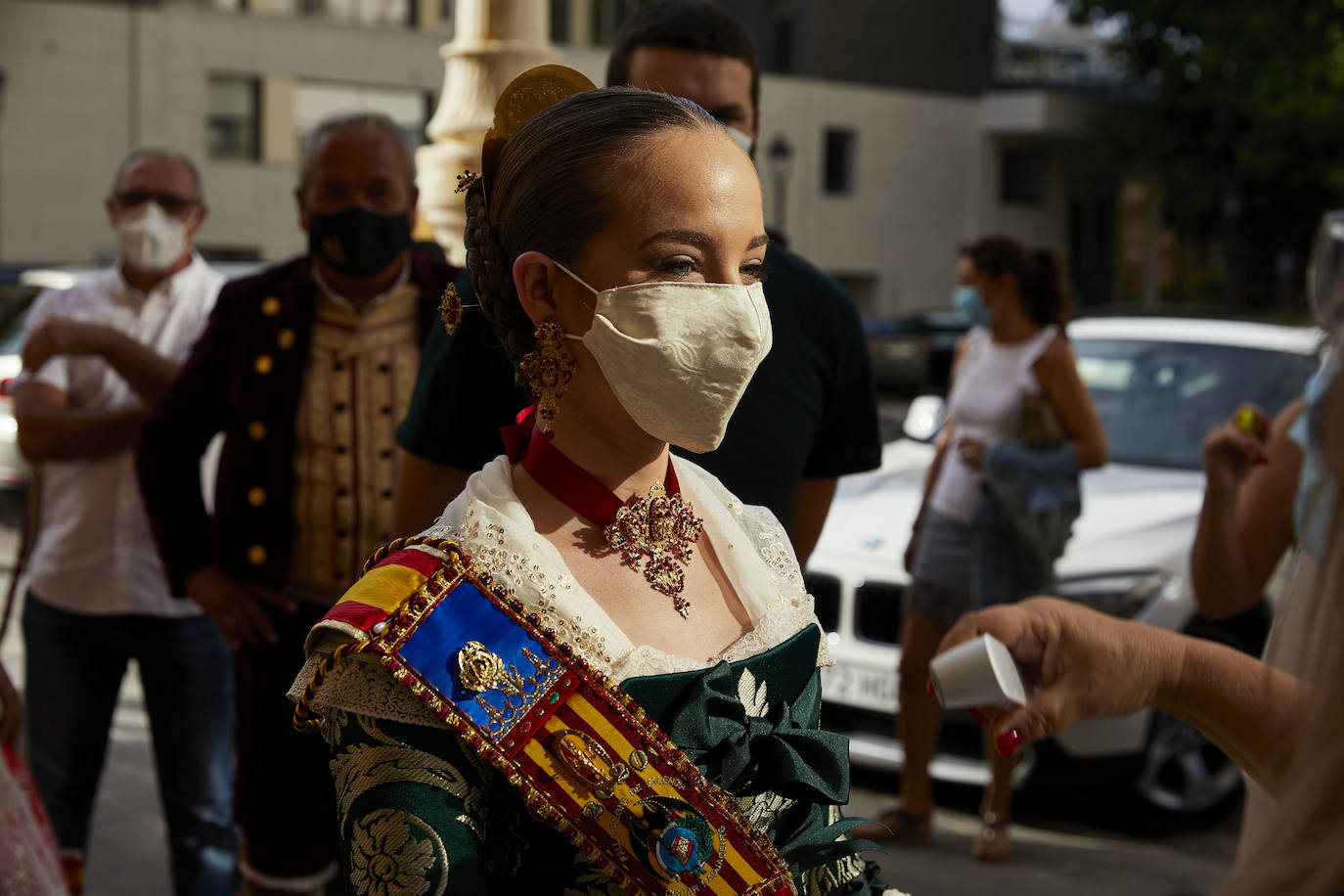 El Palacio de la Exposición de Valencia acoge este sábado la entrega de los premios de las Fallas 2020. Las mascarillas y las medidas de seguridad e higiene le han dado un toque atípico a la cita, que debería haber tenido lugar los pasados 16 y 17 de marzo y que no se pudo celebrar debido a la cancelación de las Fallas por la pandemia del coronavirus.