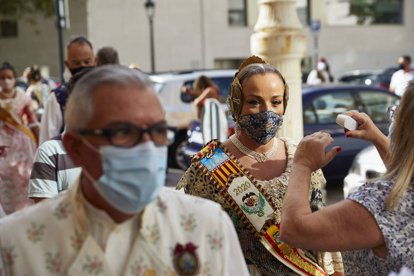 El Palacio de la Exposición de Valencia acoge este sábado la entrega de los premios de las Fallas 2020. Las mascarillas y las medidas de seguridad e higiene le han dado un toque atípico a la cita, que debería haber tenido lugar los pasados 16 y 17 de marzo y que no se pudo celebrar debido a la cancelación de las Fallas por la pandemia del coronavirus.