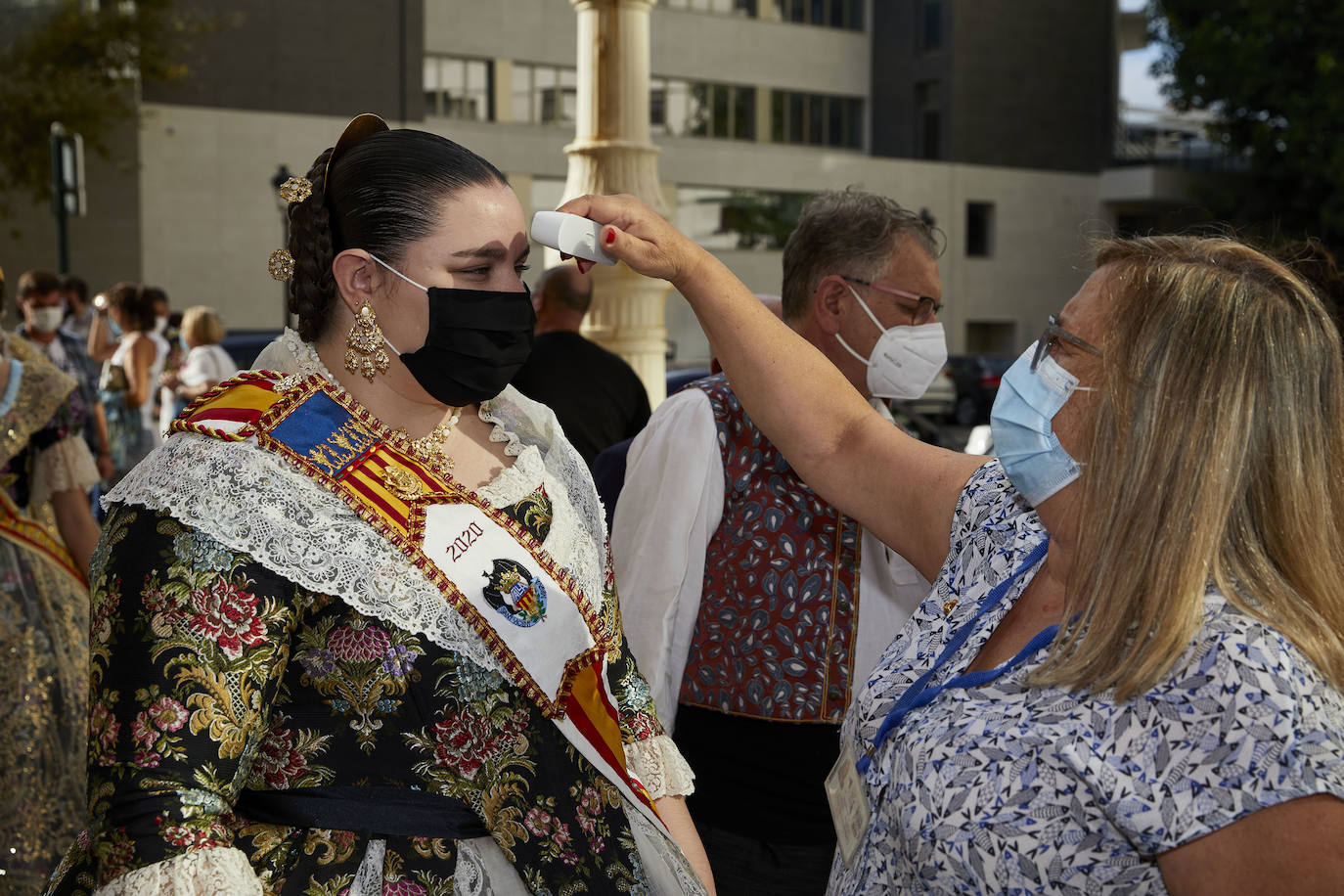 El Palacio de la Exposición de Valencia acoge este sábado la entrega de los premios de las Fallas 2020. Las mascarillas y las medidas de seguridad e higiene le han dado un toque atípico a la cita, que debería haber tenido lugar los pasados 16 y 17 de marzo y que no se pudo celebrar debido a la cancelación de las Fallas por la pandemia del coronavirus.