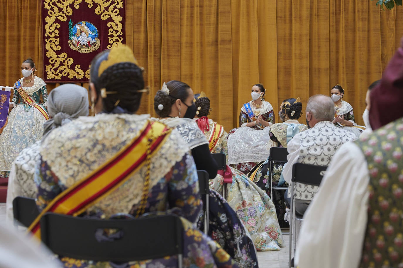 El Palacio de la Exposición de Valencia acoge este sábado la entrega de los premios de las Fallas 2020. Las mascarillas y las medidas de seguridad e higiene le han dado un toque atípico a la cita, que debería haber tenido lugar los pasados 16 y 17 de marzo y que no se pudo celebrar debido a la cancelación de las Fallas por la pandemia del coronavirus.