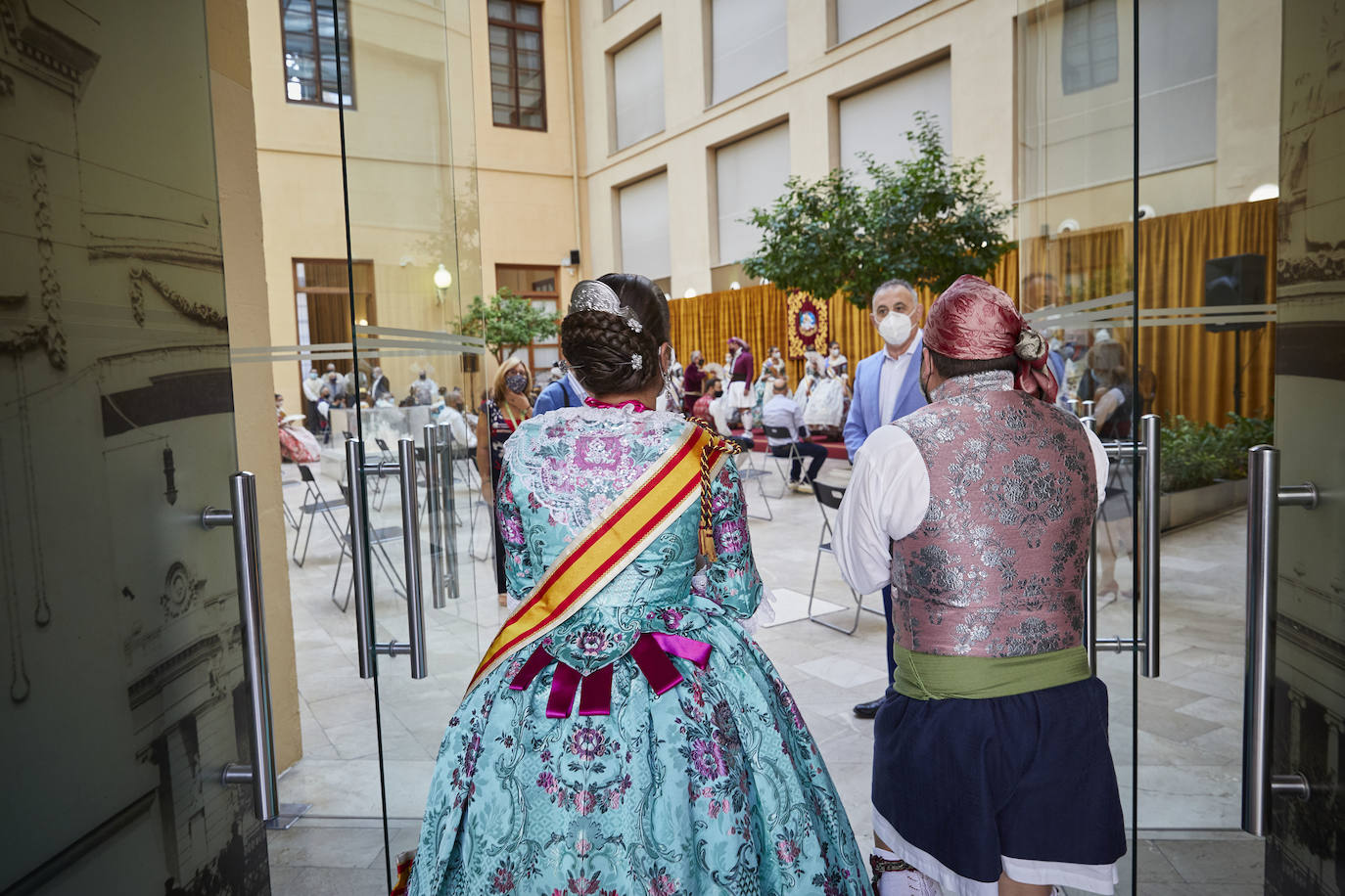 El Palacio de la Exposición de Valencia acoge este sábado la entrega de los premios de las Fallas 2020. Las mascarillas y las medidas de seguridad e higiene le han dado un toque atípico a la cita, que debería haber tenido lugar los pasados 16 y 17 de marzo y que no se pudo celebrar debido a la cancelación de las Fallas por la pandemia del coronavirus.