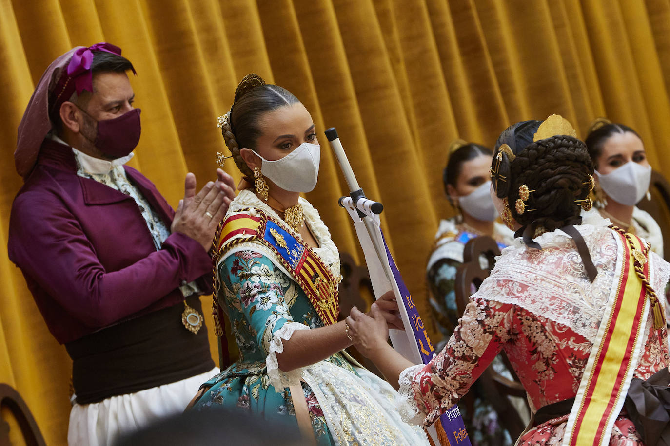 El Palacio de la Exposición de Valencia acoge este sábado la entrega de los premios de las Fallas 2020. Las mascarillas y las medidas de seguridad e higiene le han dado un toque atípico a la cita, que debería haber tenido lugar los pasados 16 y 17 de marzo y que no se pudo celebrar debido a la cancelación de las Fallas por la pandemia del coronavirus.