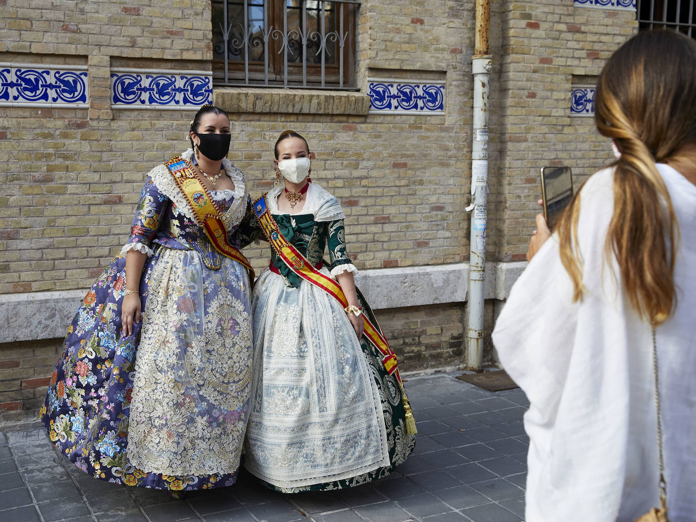 El Palacio de la Exposición de Valencia acoge este sábado la entrega de los premios de las Fallas 2020. Las mascarillas y las medidas de seguridad e higiene le han dado un toque atípico a la cita, que debería haber tenido lugar los pasados 16 y 17 de marzo y que no se pudo celebrar debido a la cancelación de las Fallas por la pandemia del coronavirus.