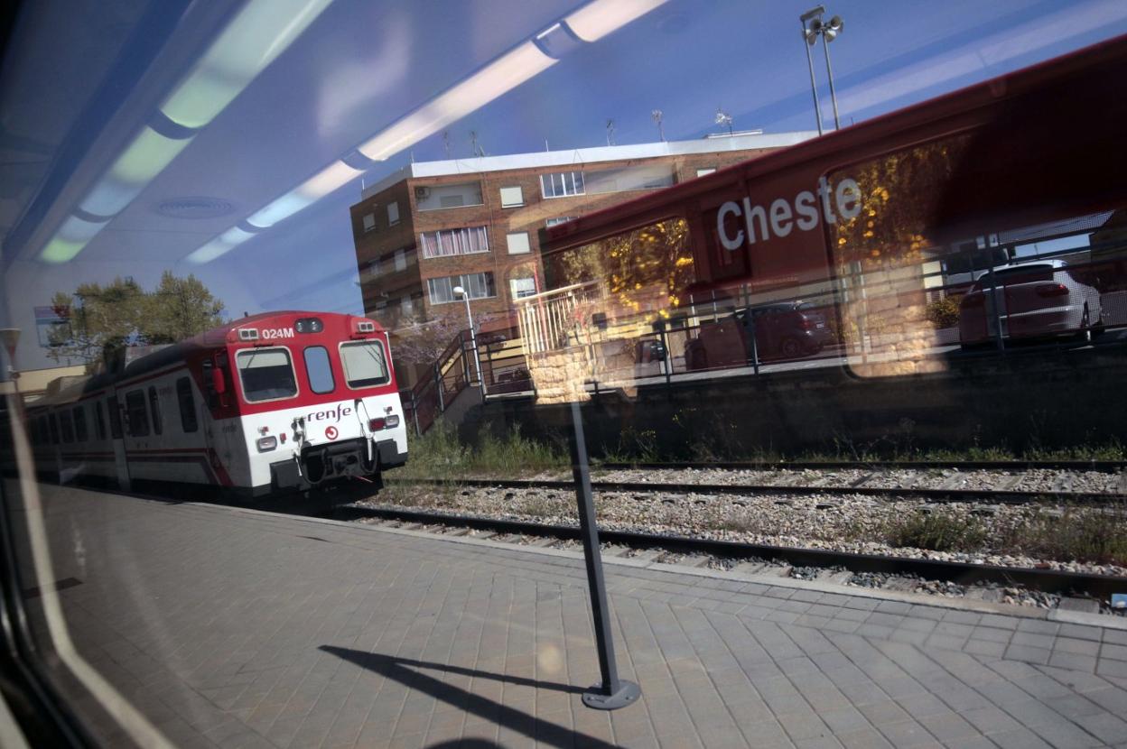 Un tren en la estación de Cheste, incluida en la línea C-3 de Cercanías.