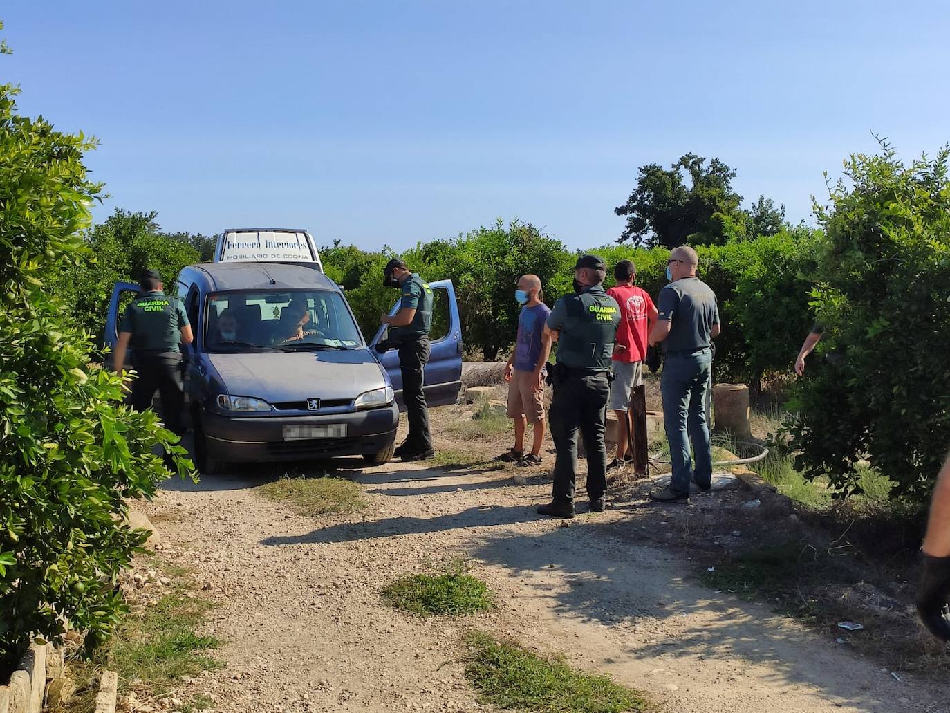 La fiesta, celebrada en una caseta de campo y que ha sido organizada a través de las redes sociales, ha llegado a reunir a más de 200 personas durante la madrugada