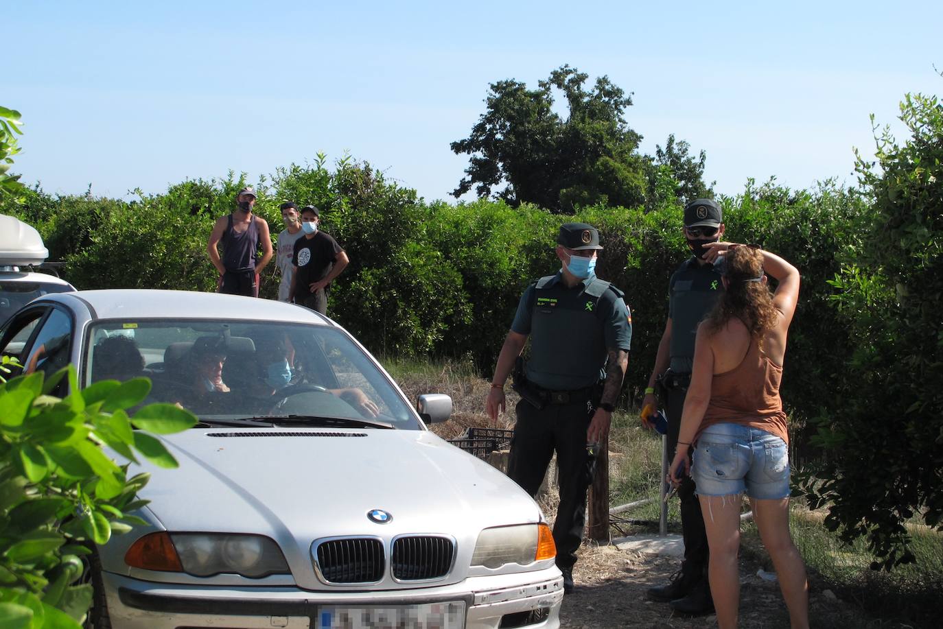 La fiesta, celebrada en una caseta de campo y que ha sido organizada a través de las redes sociales, ha llegado a reunir a más de 200 personas durante la madrugada