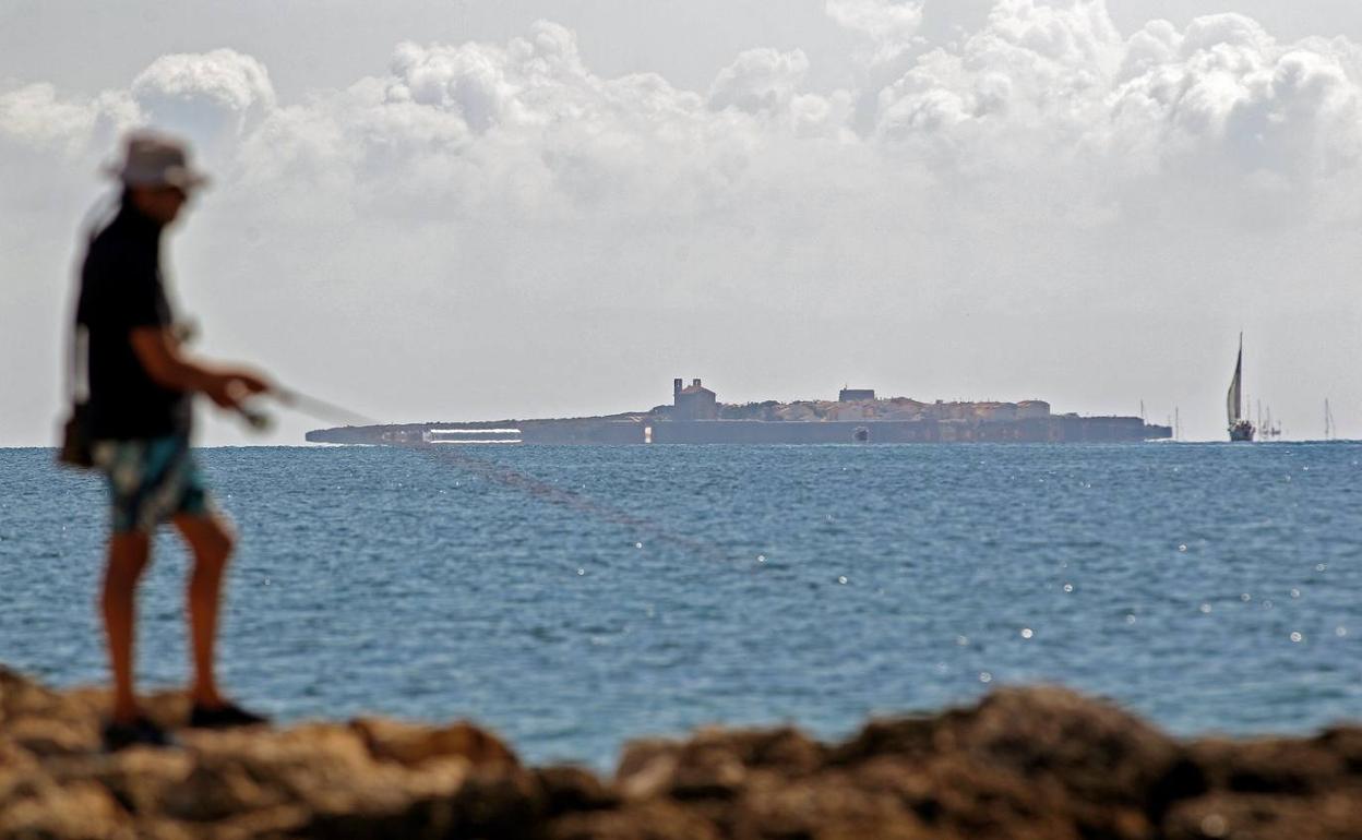 Los pocos vecinos de Tabarca se ven obligados a abandonar la isla para acudir a los colegios y al trabajo. 