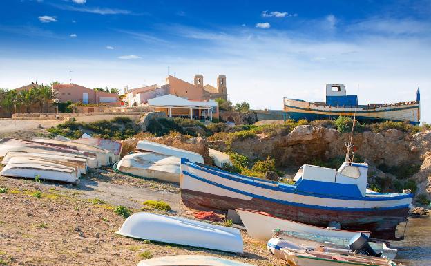 Un gran número de barcas aparecen en una de las calas de la isla. 