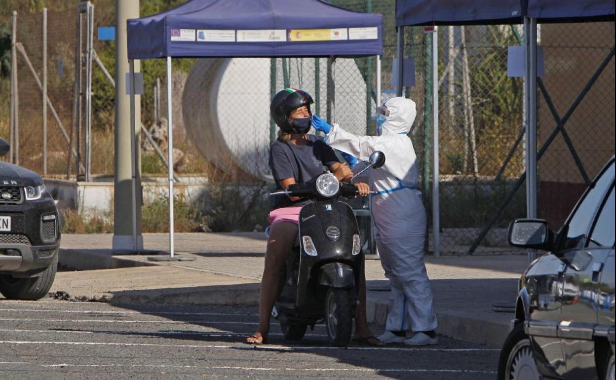 Realización de una prueba PCR en Santa Pola.