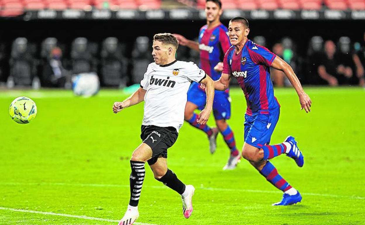 Óscar Duarte persigue a Manu Vallejo en Mestalla.