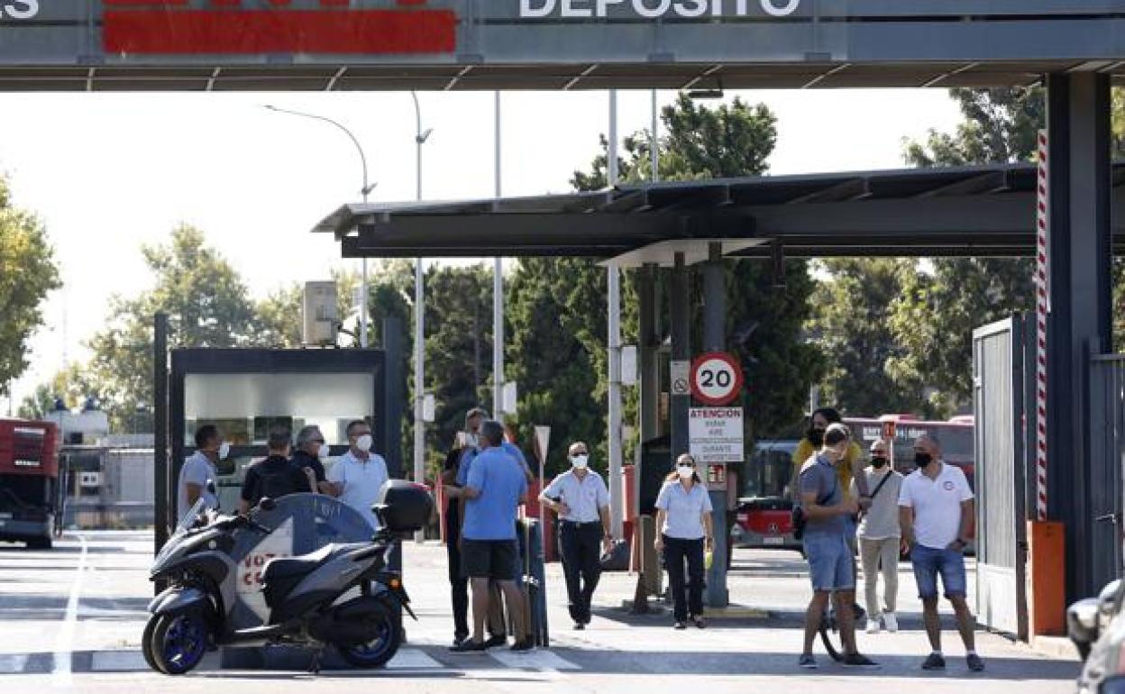 Trabajadores, en las cocheras de la EMT de Vara de Quart.