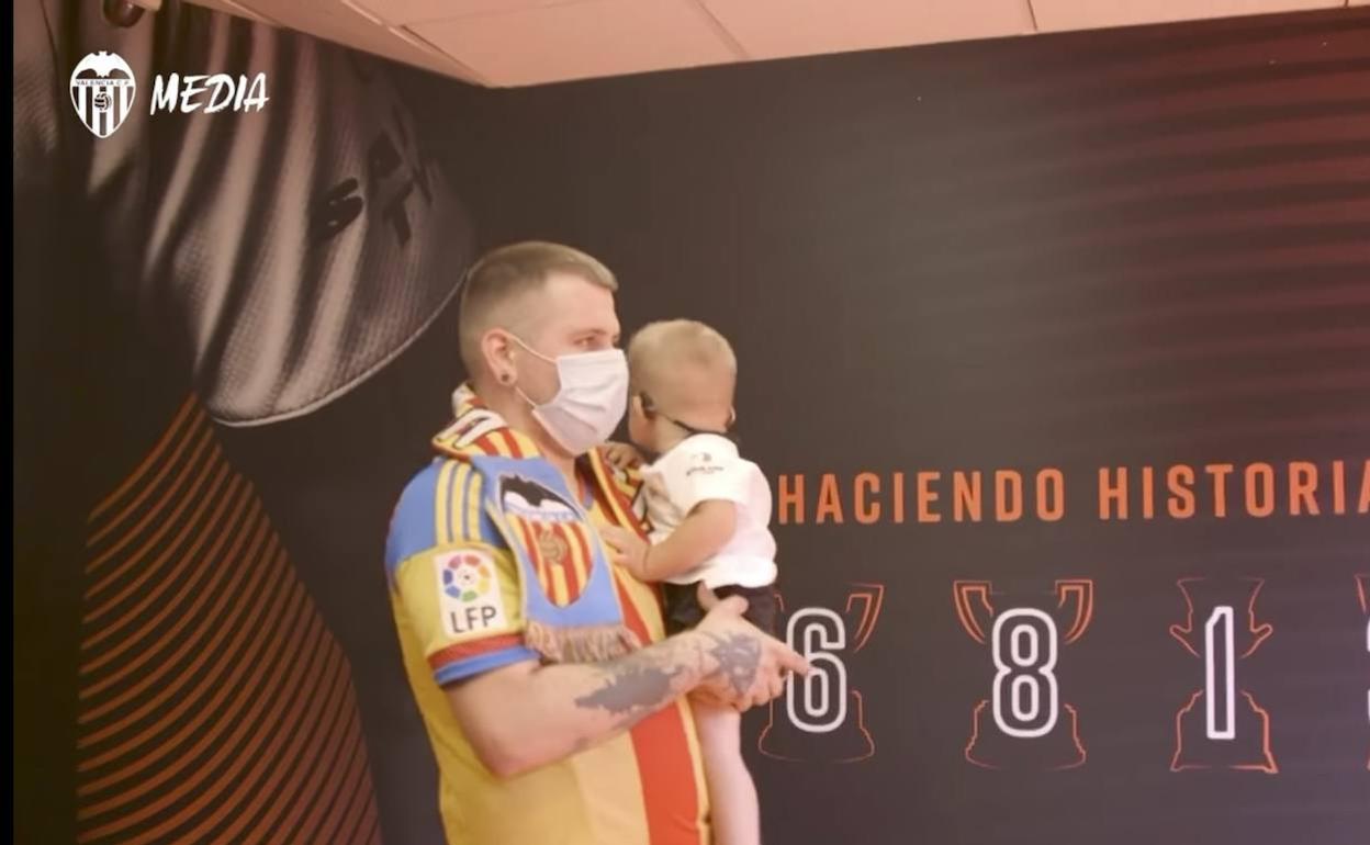 Leo en brazos de su padre en el túnel de vestuarios a punto de salir al césped de Mestalla. 