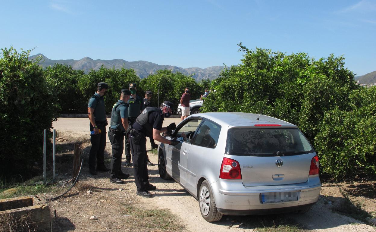 Guardia Civil y Policía Local identifican a los ocupantes de un turismo que salía de la fiesta ilegal. 