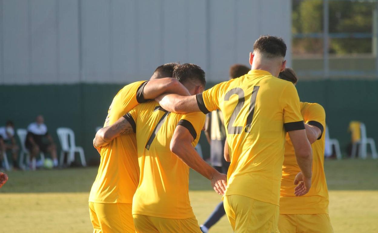 Los jugadores del Hércules se abrazan tras anotar un gol durante la pretemporada. 