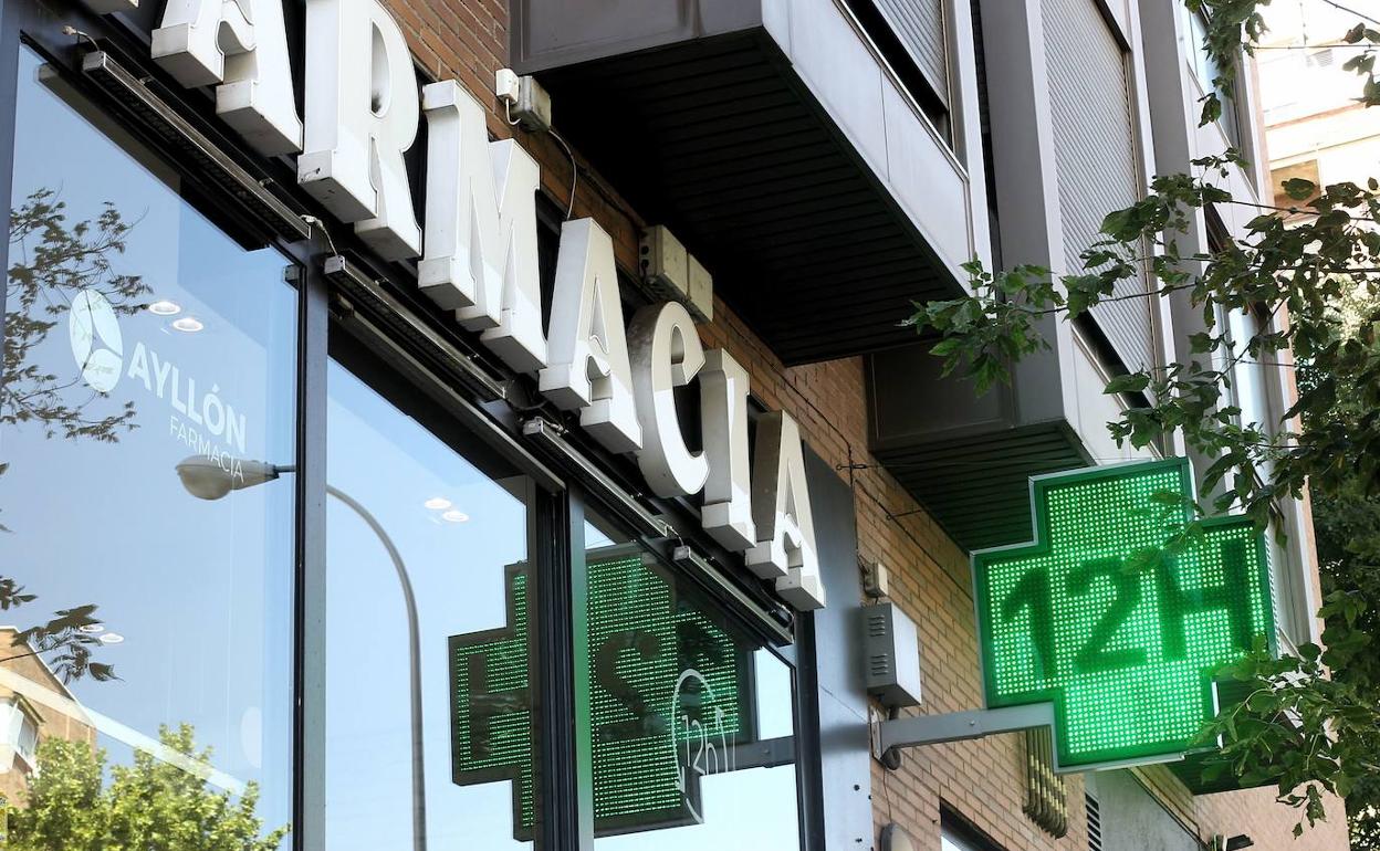 La farmacia se encuentra en el barrio de Miguel Hernández, anteriormente denominado barrio José Antonio. 