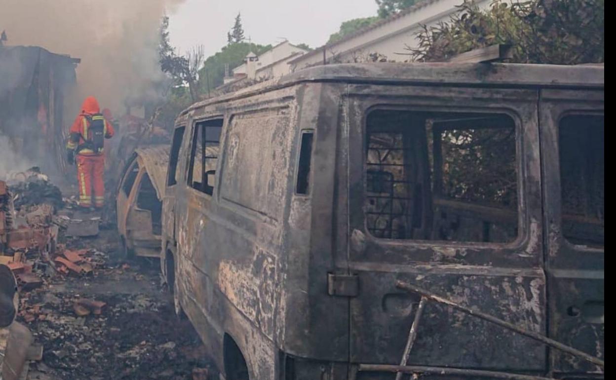 Los bomberos sofocan un incendio en Chiva y salvan a un perro de las llamas