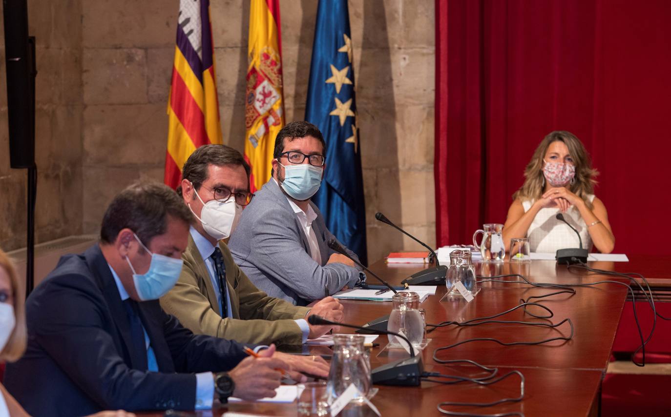 La ministra de Trabajo, Yolanda Díaz, junto a Antonio Garamendi (2 izq.), en el inicio a la negociación de los ERTE.