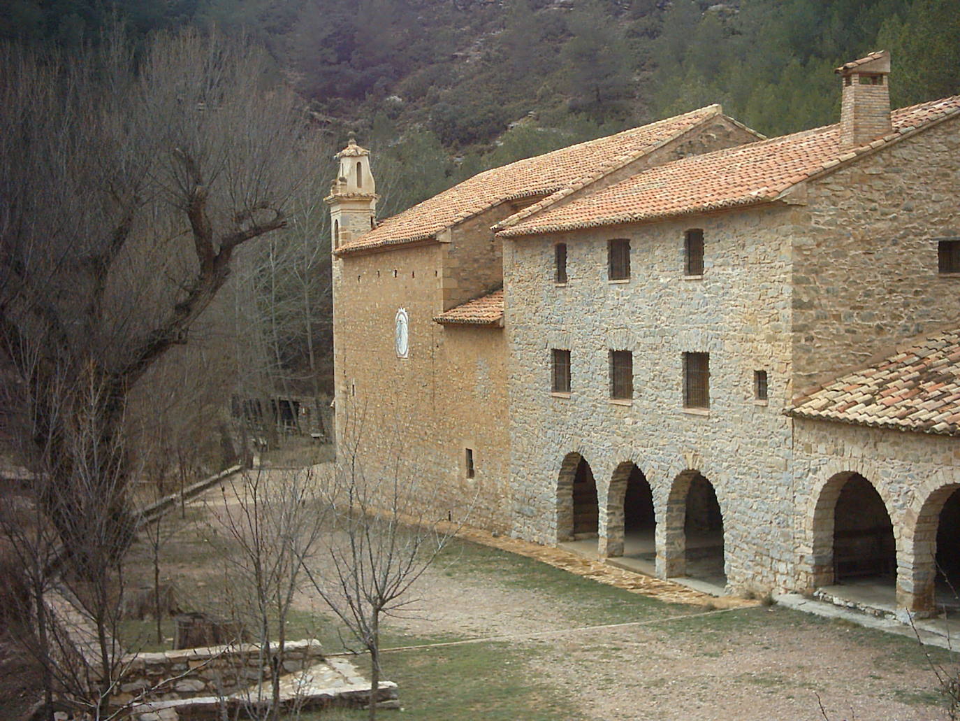 El ayuntamiento de Zucaina, en Castellón, ha hecho un llamamiento para poder salvar su colegio. Busca «con urgencia» una familia con un mínimo de dos niños en edad escolar para matricularlos en el centro. En el anuncio, que ha hecho público, el consistorio ofrece a cambio a la familia una vivienda y un puesto de trabajo, con posibilidad de ampliación a dos puestos de trabajo. Según indica, los interesados pueden ponerse en contacto con info@zucaina.es