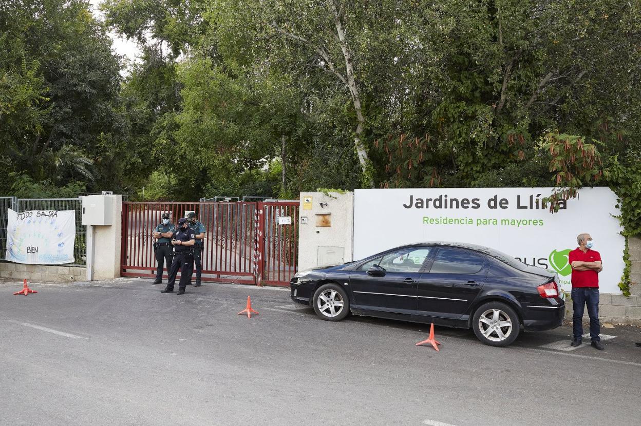 Agentes de la Guardia Civil controlan el acceso a la residencia de Llíria. iván arlandis