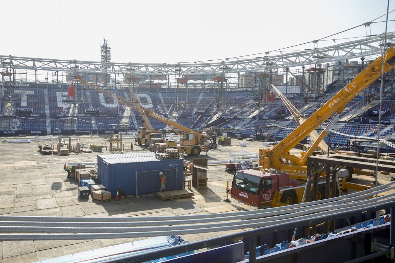 El Levante planea jugar de nuevo en Orriols en la séptima jornada, cuando finalice la primera fase de la reforma. «Va a todo tren», ha asegurado Quico Catalán en una visita de los políticos al estadio azulgrana. 