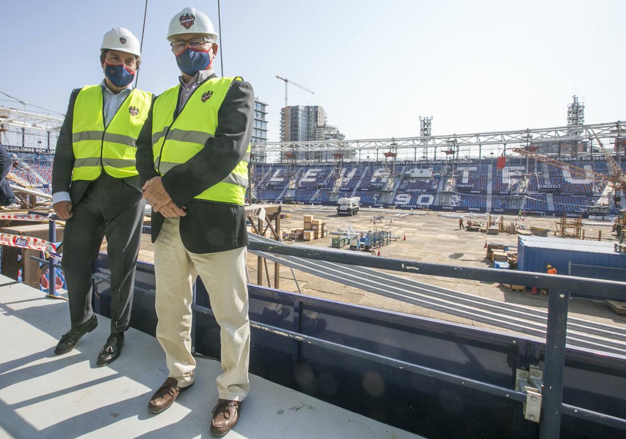 El Levante planea jugar de nuevo en Orriols en la séptima jornada, cuando finalice la primera fase de la reforma. «Va a todo tren», ha asegurado Quico Catalán en una visita de los políticos al estadio azulgrana. 