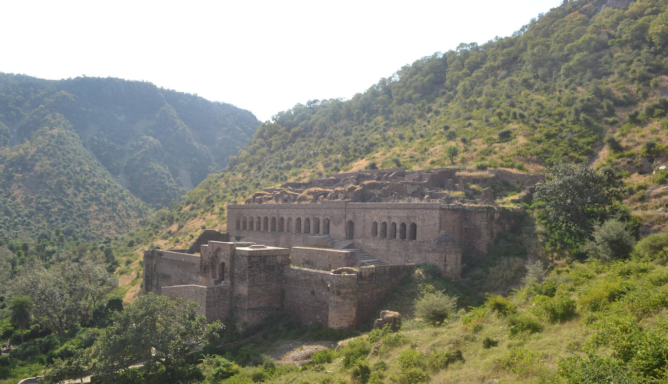 Bhangarh (India) | Fue construida en el siglo XVI pero lleva más de 400 años abandonada. Sobre el reinado de maharajá Bahgwant Das cayó un maleficio que le prohibía realizar en esta ciudad edificios opulentos, pero el monarca no hizo caso y según la leyenda, la maldición hizo que un desastre natural arrasase el lugar. En 1720 comenzó su declive definitivo hasta el abandono absoluto. 