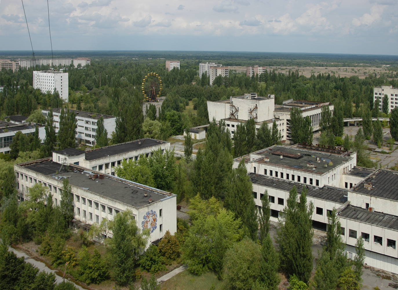 Pripyat (Ucrania) | Es la ciudad fantasma más conocida del mundo, creada para alojar a los trabajadores de la central nuclear de Chernóbil. Todo sigue conforme se quedó el 26 de abril de 1986, cuando la ciudad tuvo que ser evacuada por el desastre nuclear.