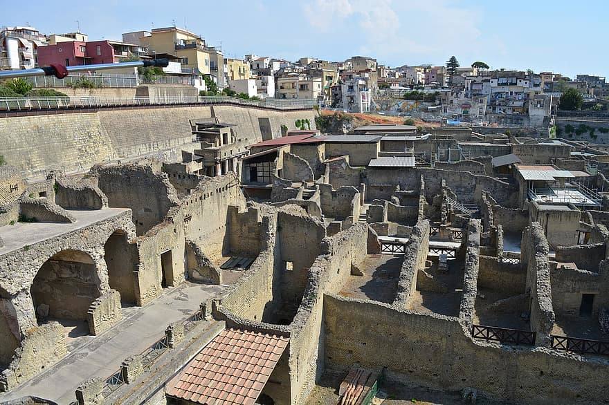 Herculano (Italia) | La erupción del Vesubio en el año 79 d.C calcinó a los habitantes de esta ciudad italiana, cuyas ruinas aún se conservan y muestran cómo eran sus calles y casas antes de la tragedia.