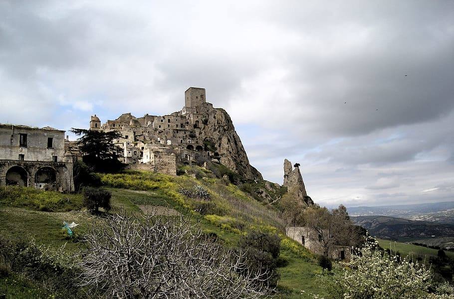 Carco (Italia) | Esta localidad italiana llegó a tener hasta 2.500 ciudadanos en la Edad Media. Ubicada en la cima valle de Cavone, también tenía una universidad y cuatro palacios. Las leyendas sobre su abandono rodean este misterioso lugar, ya que se desconoce la causa por la que quedó deshabitada.