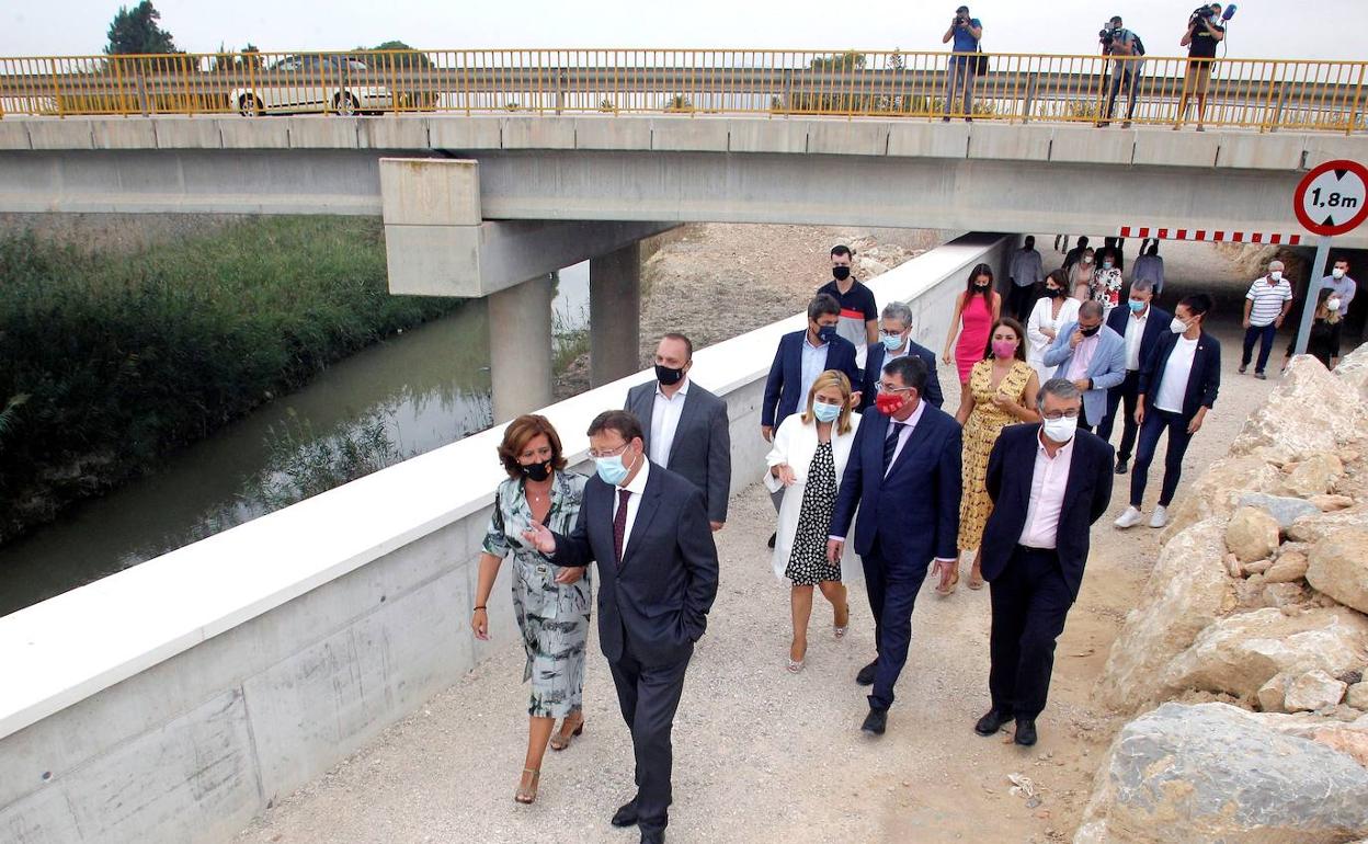  Ximo Puig, acompañado de la alcaldesa de Almoradí, María Gómez, durante su visita a las obras antirriadas. 